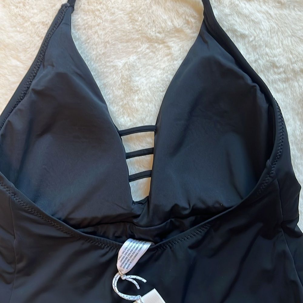 ❤️ Vineyard Vines Black Halter One-Piece Swimsuit